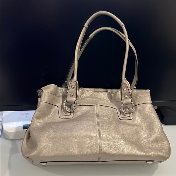 Coach Gold Shoulder Bag with Elegant Design - Picture 3 of 7